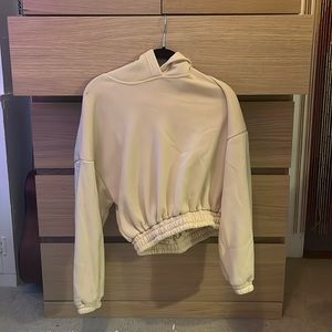 No not know brand. Prob Amazon. Beige. Prob a small.